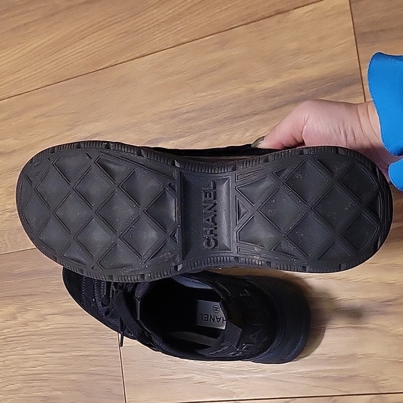 Chanel All Black trainers with gold CC logo - Picture 7 of 7